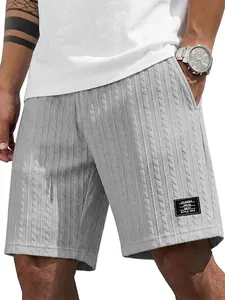 Detailansicht der grauen Zopfmuster-Textur bei lässigen Herren-Sommer-Strandshorts