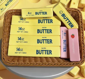 Nahaufnahme von Butter- und Erdbeer-Squishy-Spielzeugen in einem geflochtenen Korb