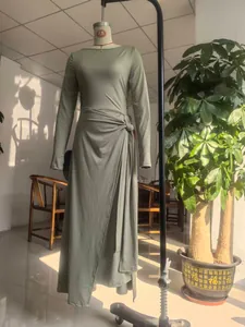 Detailansicht des eleganten U-Boot-Ausschnitts und Taillenknotens an diesem Maxikleid