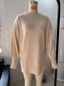 Gesamtansicht eines locker sitzenden Strickpullovers in Creme auf einer Puppe