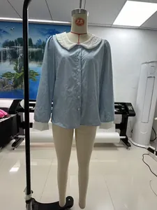 Chemise bleu clair à manches longues avec col Claudine blanc et motif jacquard floral
