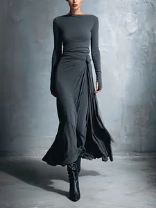 Elegantes Maxikleid mit U-Boot-Ausschnitt und Taillenknoten in voller Länge.