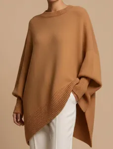 Nahaufnahme eines kamelfarbenen Strickponchos mit Rundhalsausschnitt und lockerer Passform.