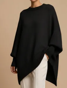 Detailansicht eines schwarzen Oversize-Strickpullovers mit Rundhalsausschnitt.