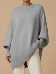 Detailansicht eines grauen, übergroßen Strickpullovers mit weiten Fledermausärmeln.