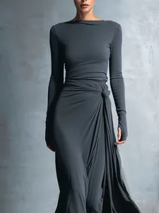 Elegantes Maxikleid mit U-Boot-Ausschnitt in Anthrazit mit Taillenknoten und Daumenlöchern.