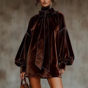 Robe courte en velours marron élégante avec col montant, nœud papillon et manches bouffantes.
