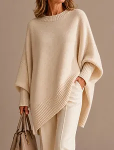Elegantes beigefarbenes Strickoberteil für Damen mit asymmetrischem Saum und Textur