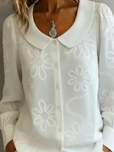Détail de la chemise blanche à col Claudine avec d'élégants motifs jacquard floraux