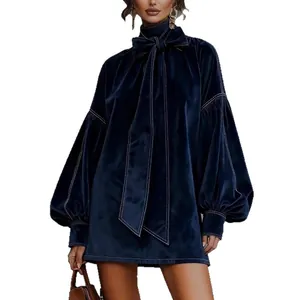 Robe courte élégante en velours bleu marine avec col montant, nœud et manches lampion.
