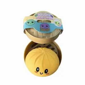 Simpatico giocattolo squishy dumpling giallo in un mini cestino per la cottura