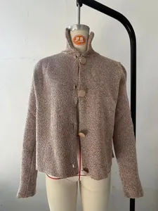 Braune melierte Strickjacke mit Stehkragen und großen dekorativen Knöpfen.
