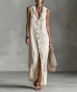 Elegantes ärmelloses Maxikleid in Off-White mit Knöpfen vorne und Kapuzendetail.