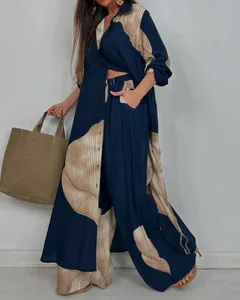 Elegante conjunto de dos piezas azul marino con una camisa larga y pantalón ancho