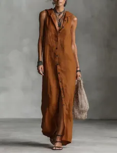 Rostbraunes ärmelloses Maxikleid mit durchgehender Knopfleiste und Kragendetail