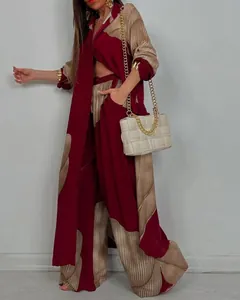 Vista detallada de un conjunto camisa oversize burdeos y pantalones anchos chic