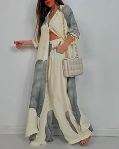 Conjunto de dos piezas de moda con camisa holgada y pantalones anchos color-block