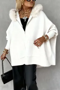Nahaufnahme der weißen Oversize-Kapuzenjacke mit Kunstpelzbesatz und großen Taschen