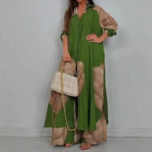 Conjunto de dos piezas con camisa verde color block y pantalones anchos de rayas.