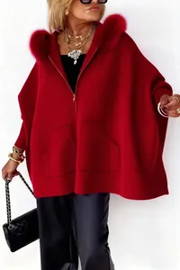 Stilvolle rote Oversize-Kapuzenstrickjacke mit luxuriösem Kunstpelzkragen und Taschen