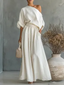 Elegante set bianco in lino con top monospalla e pantaloni larghi a vita alta
