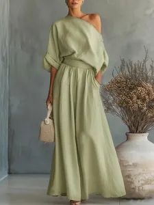 Elegante set due pezzi in lino verde salvia con top asimmetrico e pantaloni larghi