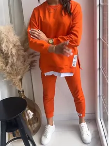 Detail des lebhaften orangefarbenen zweiteiligen Sweatshirt- und Jogginghosen-Sets