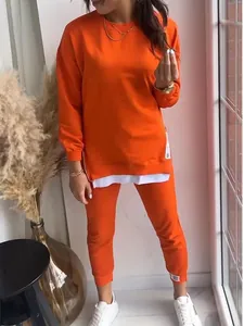 Modischer orangefarbener zweiteiliger Trainingsanzug mit Lagen-Sweatshirt und Jogginghose