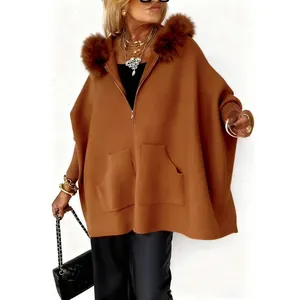 Stylische braune Oversize-Strickjacke mit Kapuze, Kunstfellkragen und Reißverschlusstaschen
