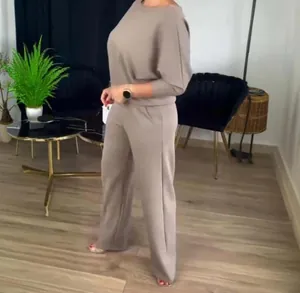 Elegante conjunto beige con top de manga murciélago y pantalones de pierna ancha