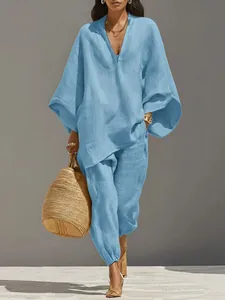 Elegante conjunto casual de dos piezas de lino para mujer con camisa y pantalón azul claro