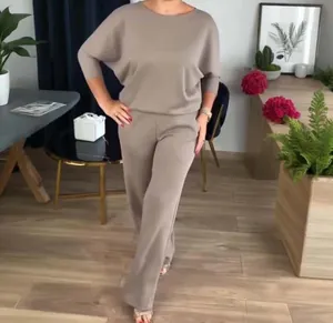 Elegante conjunto taupe para mujer con top de manga murciélago y pantalón de pierna ancha.