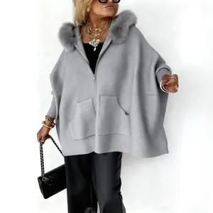 Graue Strick-Poncho-Jacke mit großem Fellkragen und Reißverschluss für den Winter