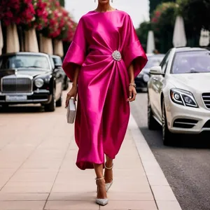Vestido elegante de satén fucsia con broche de joya para un estilo de oficina chic