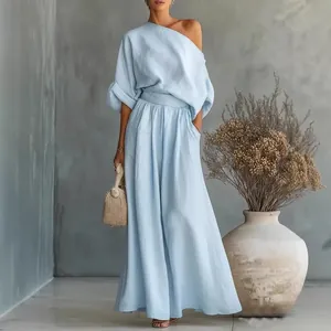 Elegante completo due pezzi azzurro con top monospalla e pantaloni a gamba larga