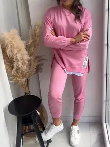 Modisches rosa zweiteiliges Set aus Sweatshirt und Jogginghose mit falschem Saum