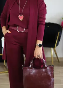 Elegante conjunto de tres piezas burdeos con cárdigan y pantalón ancho.