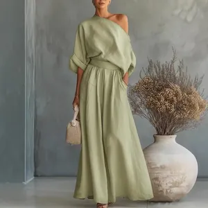 Elegante set due pezzi verde salvia con top monospalla e pantaloni fluidi a gamba larga