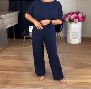 Elegante conjunto de dos piezas azul marino con un top a juego y pantalones anchos