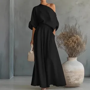 Elegante completo nero due pezzi con top monospalla e pantaloni fluidi a gamba larga