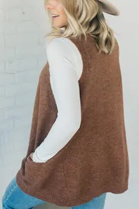 Detailansicht der Strickstruktur und Tasche einer braunen, ärmellosen Strickweste für Damen