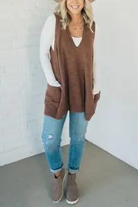 Stilvolle braune Strickweste mit V-Ausschnitt und Taschen am Frauenmodell.