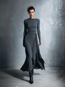 Elegantes dunkelgraues Maxikleid mit U-Boot-Ausschnitt und Taillenknoten im Studio-Look.