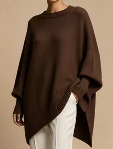 Detailansicht eines übergroßen braunen Rundhals-Strickponchos für Damen mit Saum