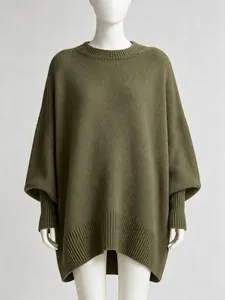 Nahaufnahme von olivgrünem, übergroßem Strickpullover mit Rundhalsausschnitt