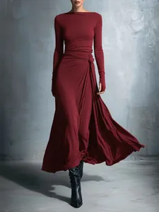Elegantes weinrotes Maxikleid mit U-Boot-Ausschnitt und stilvollem Taillenknoten