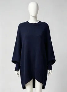 Detailansicht eines dunkelblauen Oversize-Pullovers mit Rundhalsausschnitt auf Mannequin