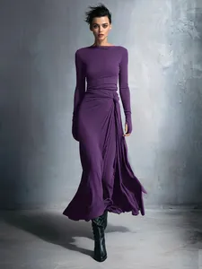 Elegantes lila Maxikleid mit U-Boot-Ausschnitt und Taillenknoten getragen von Modemarkenmodell