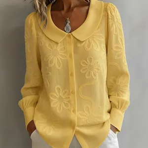Élégant chemisier jaune à manches longues avec jacquard floral et un col Claudine classique
