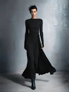 Elegantes schwarzes Maxikleid mit U-Boot-Ausschnitt und schickem Knotendetail an der Taille